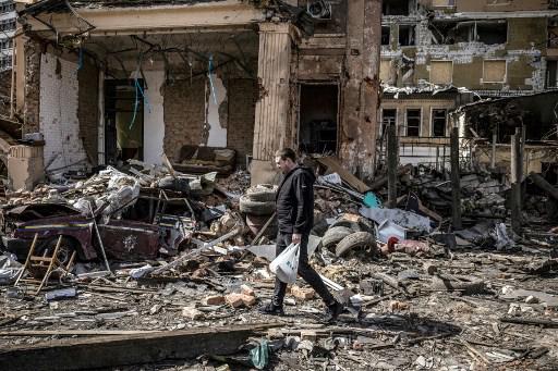 Un hombre camina entre los escombros de edicios destruido en Kharkiv on april 2, 2022, as Ukraine said today Russian forces were making a rapid retreat from northern areas around the capital Kyiv and the city of Chernigiv. (Photo by FADEL SENNA / AFP)