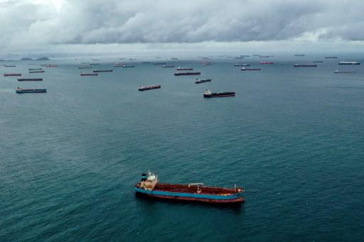 <i>Vista aérea de buques de carga esperando en la entrada del Canal de Panamá en la Bahía de Panamá frente a la Ciudad de Panamá, el 23 de agosto de 2023. El gobierno panameño desmintió el 22 de agosto de 2023, el presidente de Colombia, Gustavo Petro, quien en la víspera dijo que El Canal de Panamá fue cerrado por falta de agua. “El Canal de Panamá mantiene abiertas sus operaciones y libre tránsito para facilitar la movilidad y el comercio mundial”, dijo el Ministerio de la Presidencia panameño en su cuenta en la red social X (antes Twitter). (Foto de Luis ACOSTA/AFP)</i>