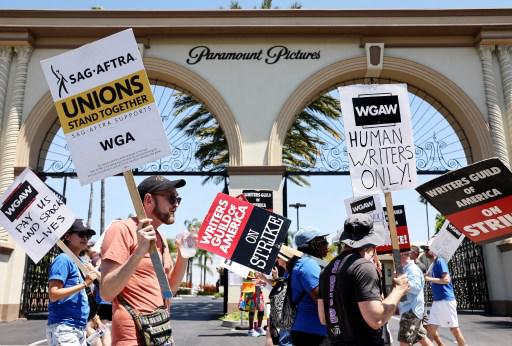 Productores de Hollywood entablan acaloradas negociaciones sindicatos