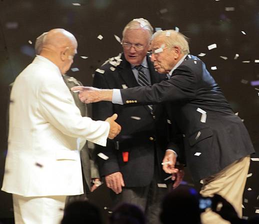<i>El cosmonauta ruso Alexei Leonov (i), primer hombre en hacer un paseo espacial en marzo de 1968; Neil Armstrong (c), primer hombre en pisar la Luna, en 1969, y Jim Lovell, comandante del Apolo XIII. EFE/Cristóbal García</i>