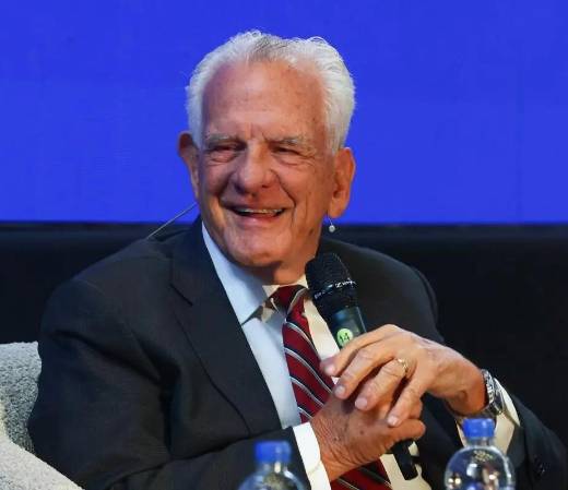 <i>El panameño Stanley Motta, considerado uno de los empresarios más ricos de Centroamérica, habla durante un encuentro de la calificadora de riesgo Moody's, este martes en Ciudad de Panamá (Panamá). EFE/ Carlos Lemos</i>