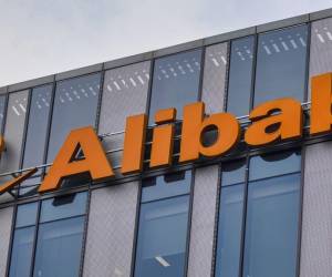 <i>Fotografía de archivo que muestra el logotipo de Alibaba en el edificio de su sede en Shanghái, China. EFE/EPA/ALEX PLAVEVSKI</i>
