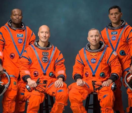 Fotografía cedida por la NASA de los integrantes de la tripulación de la misión Artemis III, de izquierda a derecha, Andre Douglas, Luca Parmitano, Randy Bresnik, y Frank Rubio. EFE/Bill Stafford/NASA