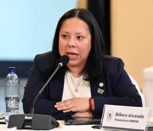 <i>La ministra Alvarado recibe una agenda que exige más inversión y mejores servicios. Su capacidad de sostenerla dependerá de actualizar los ingresos, ordenar el financiamiento y demostrar que el aumento del presupuesto produce beneficios verificables. (Foto: AGN)</i>