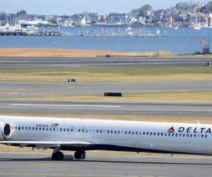 (FILES) In this file photo a Delta Airlines plane is seen at gate at Washington National Airport (DCA) on April 11, 2020 in Arlington, Virginia. - Five more US air carriers including Delta Air Lines and United Airlines will take out loans under the CARES Act stimulus package, Treasury Secretary Steven Mnuchin said on July 7, 2020. The decision means most major US air carriers have agreed to accept financing from the $2.2 trillion measure passed in late March to blunt the impact of the coronavirus pandemic. (Photo by Daniel SLIM / AFP)
