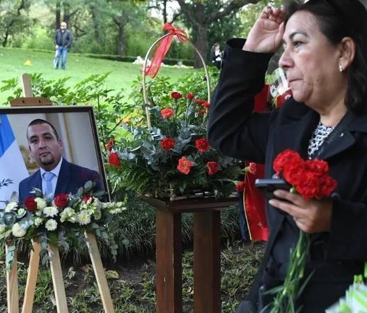 <i>Juan Francisco nos ha representado con letras mayúsculas, afirmó la madre del abogado asesinado. (Foto: EFE)</i>