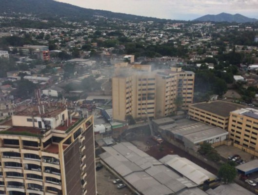 El Salvador: Más de 20 personas afectadas por incendio