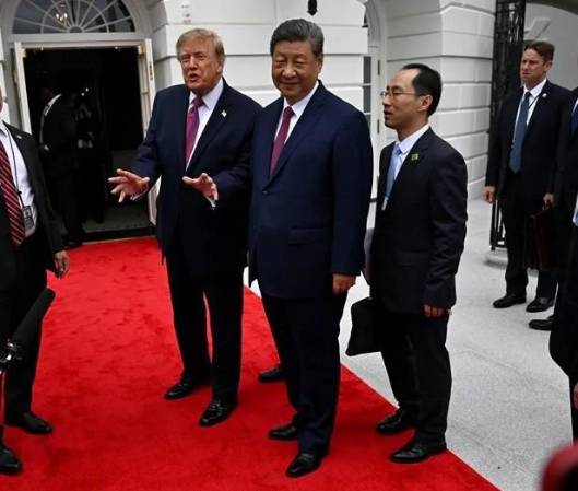 <i>El presidente de Estados Unidos, Donald Trump (c-i), hablando con la prensa junto al presidente de China, Xi Jinping (c-d), tras su reunión este jueves en la Casa Blanca, en Washington (EE.UU.). EFE/EPA/ Annabelle Gordon</i>