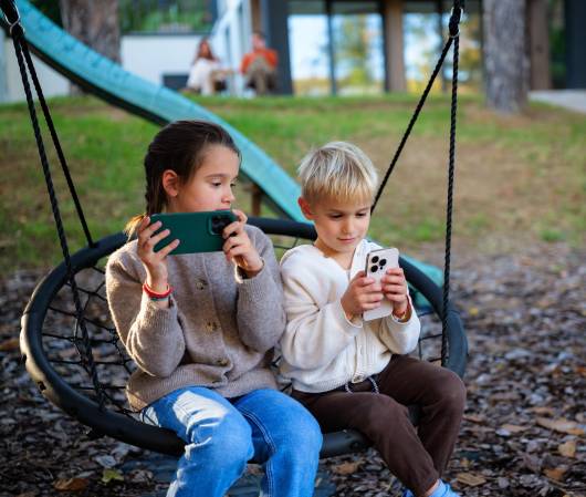 <i>La Fundación La Casa de los Niños, de Costa Rica, advierte que una prohibición sin acompañamiento podría favorecer el uso a escondidas y dificultar que los menores soliciten ayuda. (Foto: Shuttterstock)</i>