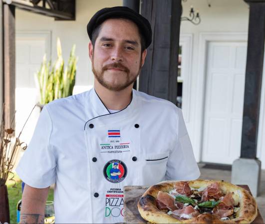 <i>El costarricense formó parte del equipo de cuatro costarricenses, un ecuatoriano y un italiano que llevó al campeonato Antica Pizzería Napoletana, restaurante ubicado en Santa Ana, propiedad del maestro pizzero Iván Sala. FOTO CORTESÍA / E&amp;N</i>