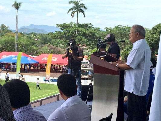 Presidente salvadoreño cancela viaje a EEUU y revive temores sobre estado de salud