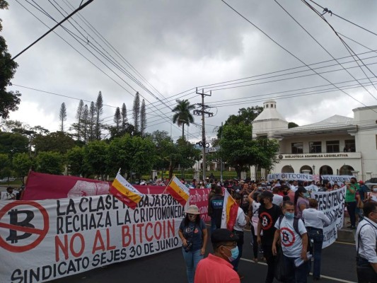 El Salvador: Protestas ciudadanas contra entrada en vigor de bitcoin