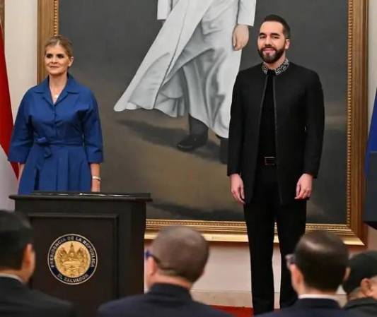 <i>Vine a conocer de primera mano la experiencia de El Salvador, con la firme decisión de aprender lo que ha funcionado y de aprovechar esas lecciones, firmó la presidenta de Costa Rica, Laura Fernández. (Foto DW)</i>