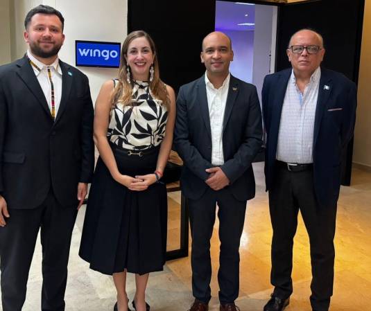 <i>José Carlos Martínez, agregado comercial de la Embajada de Guatemala en Colombia; Ana María López, secretaria de turismo y entretenimiento de Medellín; Jorge Jiménez, vicepresidente comercial y de planificación de Wingo y Óscar Villagrán, embajador de Guatemala en Colombia. (Foto: Cortesia)</i>