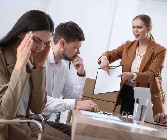 <i>El convenio amplía el abordaje de la violencia y el acoso en el mundo del trabajo e incluye conductas que pueden presentarse una sola vez o de manera reiterada. (Foto: Shutterstock)</i>