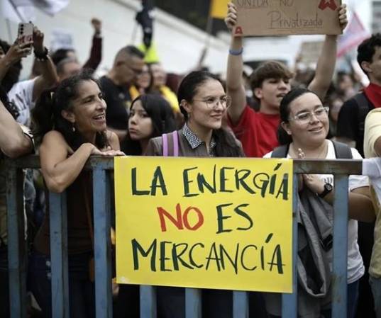 Grupos opositores advierten que la <b>ley desmantela al estatal ICE y persigue intereses de privatización que conllevaría alzas en las tarifas. (Foto: EFE) </b>