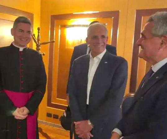 <i>El gobernante fue recibido por el jefe de Protocolo del Ministerio de Relaciones Exteriores de Italia, Bruno Pasquino, y por monseñor Javier Domingo Fernández González, jefe de Protocolo de la Secretaría de Estado de la Santa Sede. Foto de cortesía</i>