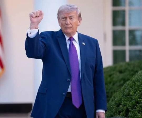 Donald Trump vuelve a hablar de Cuba, mientras se pone en marcha hacia China. (Foto: EFE)
