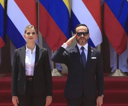 Presidenta Laura Fernández y presidente Abelardo De la Espriella, durante la reunión sostenida este martes en la sede presidencial colombiana de Brranquilla. (Foto: EFE)