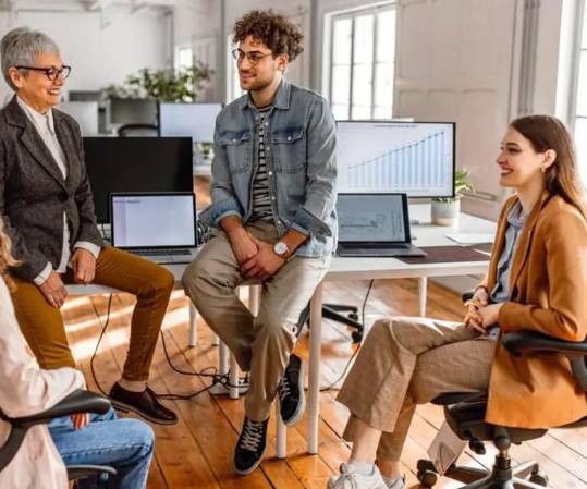 <i>Acompañar al talento joven desde sus primeras etapas laborales permite construir vínculos más sólidos, desarrollar habilidades clave y preparar equipos con mayor capacidad de adaptación. Foto de iStock</i>