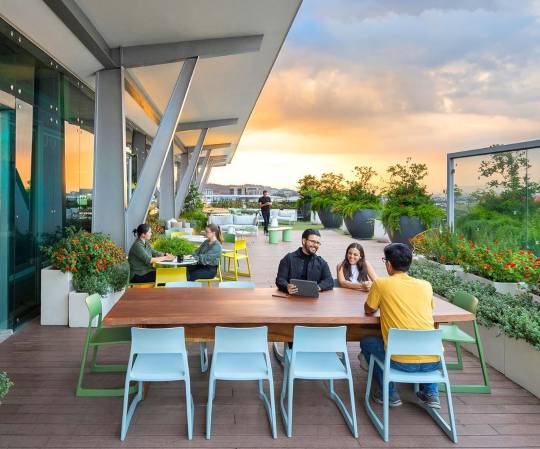 <i>Según el Global Workplace Survey 2026 de Gensler, los empleados pasan más de la mitad de su jornada laboral en la oficina, lo que convierte la calidad de ese entorno en un factor directo de bienestar diario. (Foto: Cortesía)</i>