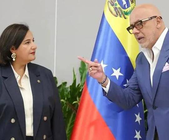 <i>La exdiputada opositora, Dinorah Figuera (i), asiste junto al presidente del Parlamento de Venezuela, Jorge Rodríguez, a la instalación formal de la mesa de diálogo para avanzar hacia una transición en el país este jueves, en Caracas (Venezuela). EFE/ Miguel Gutiérrez</i>