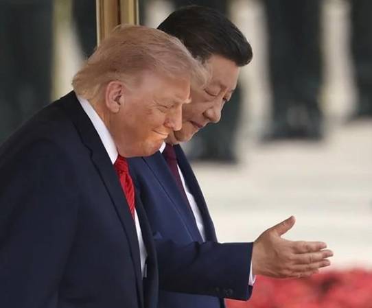 El presidente chino Xi Jinping y el presidente estadounidense Donald Trump. EFE/EPA/Maxim Shemetov / POOL