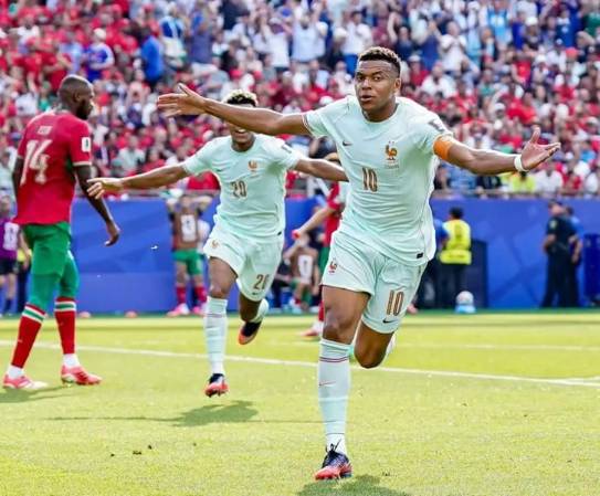 <i>Lionel Messi y el francés Kylian Mbappé son líderes de la clasificación de artilleros con ocho tantos. Foto de cortesía</i>