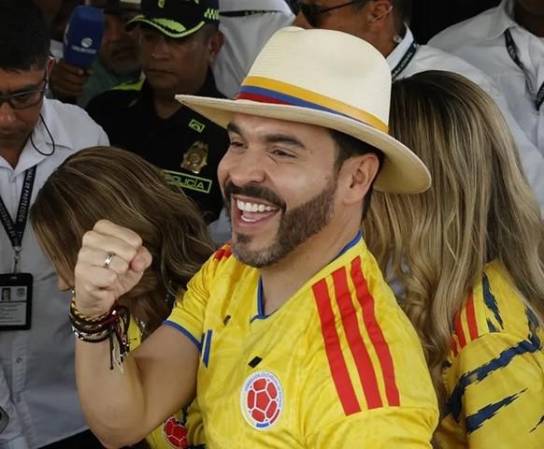 Tiene 47 años, una exitosa carrera como abogado penalista y empresario. En menos de un año de existencia de su partido aglutinó a la derecha y se convirtió en Presidente de Colombia. (Foto: EFE)
