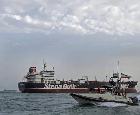 Una lancha rápida de la Guardia Revolucionaria Iraní navega alrededor de un petrolero, en una imagen de archivo. EFE/EPA/Hasan Shirvani