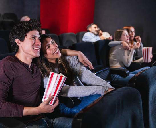 Las salas de cine ya no compiten solo contra Netflix. La industria global redefine su modelo hacia experiencias premium, películas-evento y nuevas audiencias jóvenes. (Foto: Shutterstock)