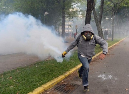 Venezuela: Estudiantes chocan con policías en nueva jornada protestas