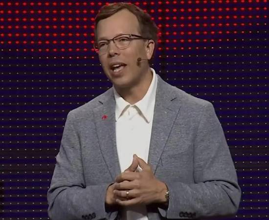 Matt Hicks, CEO de Red Hat, alertó a los gerentes de las empresas: El reto será delegar mejor: entender procesos, descomponer trabajo complejo y distribuirlo entre humanos y agentes sin perder control. (Foto E&amp;N)