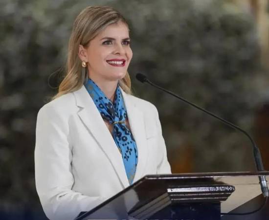 <i>La mandataria Laura Fernández dijo que pese a que instruyó a la ministra Trejos a compartir el acuerdo con todos los sectores, ninguno lo ha recibido íntegro, por lo cual procedió a destituirla. Foto de cortesía</i>
