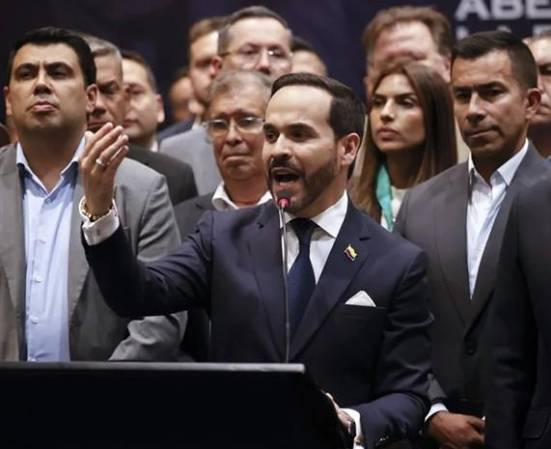 <b>Disponen de un mes para entrar en razón, advirtió el presidente De la Espriella a los grupos armados. (Foto: EFE)</b>