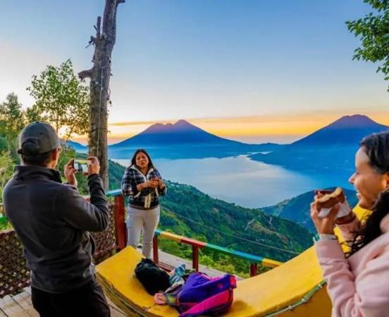 <i>La llegada de turistas beneficia a sectores como hotelería, gastronomía, transporte, comercio artesanal y operadores turísticos. Foto de iStock</i>