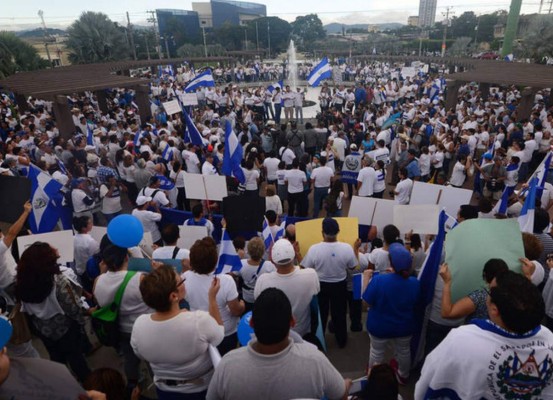 Marchan en El Salvador contra la corrupción
