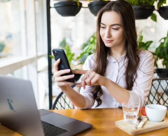 <i>Para maximizar el impacto, las campañas deben combinar el alcance masivo de los macroinfluencers con la confianza que generan los micro y nano influencers, quienes tienen las tasas de interacción más altas. FOTO CORTESÍA / E&amp;N</i>