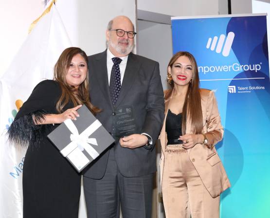 <i>Lesslie de Davidovich, ejecutiva de Brain Consulting Group, empresario Jorge Canahuati Larach e Isis Sandoval, country manager de Manpower Group. (Foto: LA PRENSA / Honduras)</i>