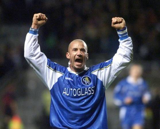 <i>El jugador-gerente italiano del Chelsea, Gianluca Vialli, celebra la victoria de su equipo sobre el Newcastle United en St. James Park en su partido Premership, el 09 de enero. Chelsea derrotó a Newcastle 1-0. Chelsea superó a Aston Villa en la cima de la Premiership inglesa el sábado 09 de enero. FOTO EPA/ASOCIACIÓN DE PRENSA/OWEN HUMPHREYS (Foto de OWEN HUMPHREYS / PA / AFP)</i>