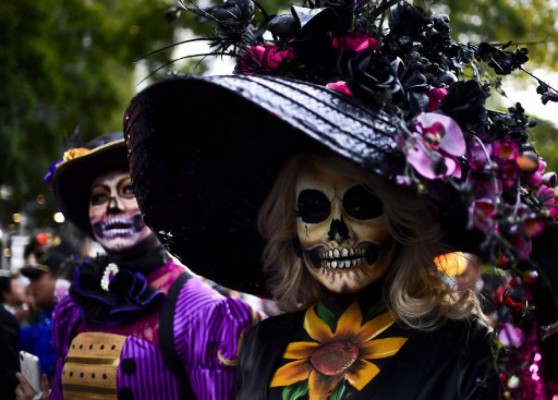 México: Calaveras desfilan previo al Día de Muertos