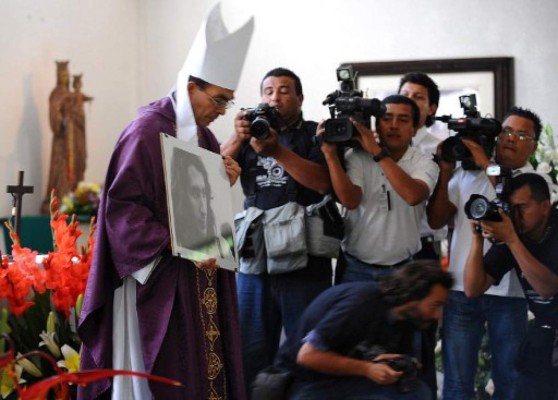 Papa nombra cardenal a arzobispo salvadoreño
