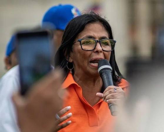 Desde distintas organizaciones se advirtió que la presidente encargada incurrió en violación de los principios constitucionales de separación de poderes. (Foto: EFE)