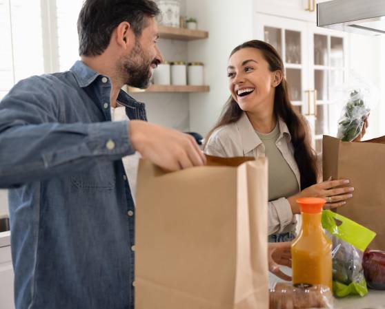 Las reuniones en casa impulsaron el consumo por ocasión, demostrando que las marcas que logran vincularse al ritual de reunión social ganan participación de mercado de manera acelerada. (Foto: Shutterstock)