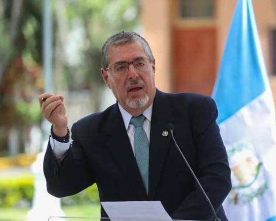 El presidente de Guatemala, Bernardo Arévalo de León, en una rueda de prensa este lunes en Ciudad de Guatemala (Guatemala). EFE/ Mariano Macz