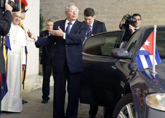 Histórico encuentro entre Francisco y Raúl Castro en el Vaticano