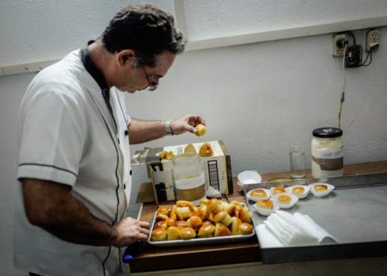 Fusionan postre francés con ron cubano y sortea la escasez con creatividad