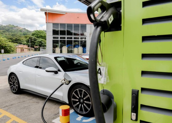 La mitad de los Porsche vendidos en América Latina y el Caribe en 2025 serán eléctricos