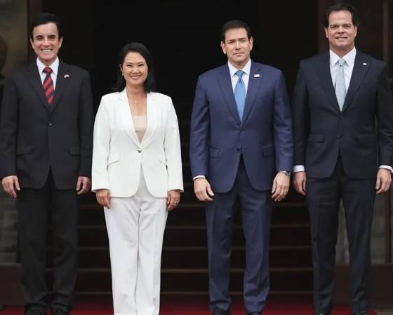 <i>La presidenta de Perú, Keiko Fujimori (c-i), y el secretario de Estado de Estados Unidos, Marco Rubio (c-d), posan junto al ministro de Relaciones Exteriores, Carlos Espá (i), y el embajador de Estados Unidos en Lima, Bernie Navarro, en Lima (Perú). EFE/ Paolo Aguilar</i>