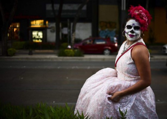 México: Calaveras desfilan previo al Día de Muertos